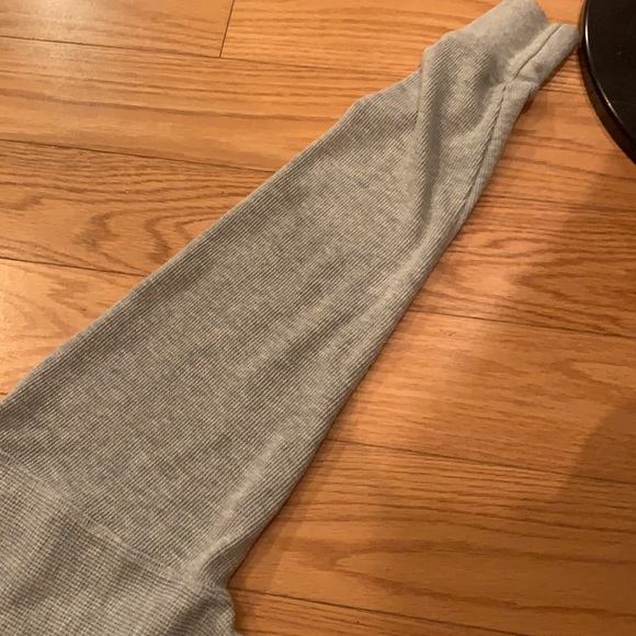 This is a Forever 21, long sleeve airy thin comfy long sleeve/ layering piece… - Picture 4 of 5